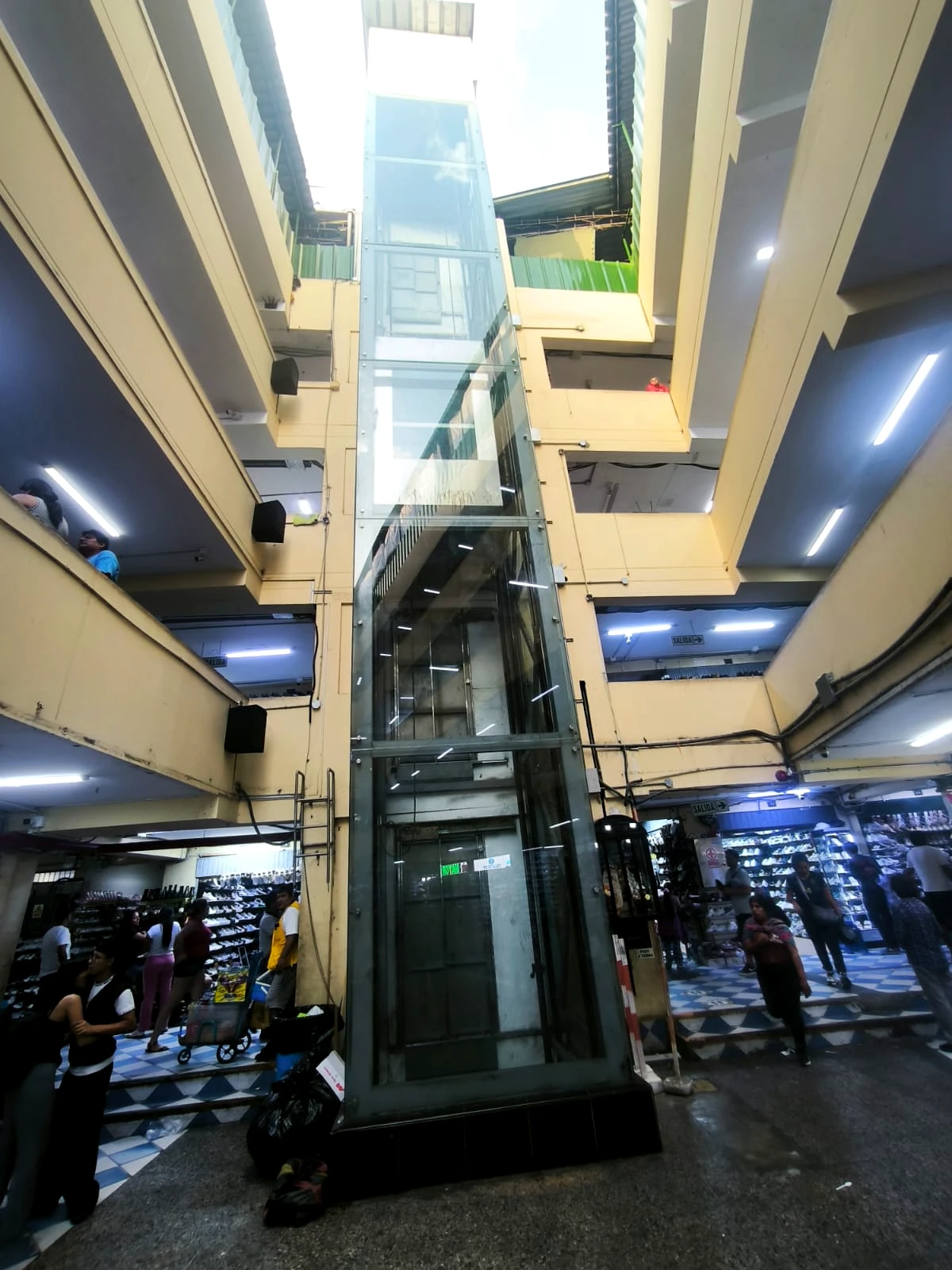 Ascensor panorámico en un edificio comercial, fotografía proporcionada por Ascensores Space